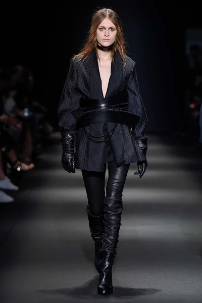Look 16